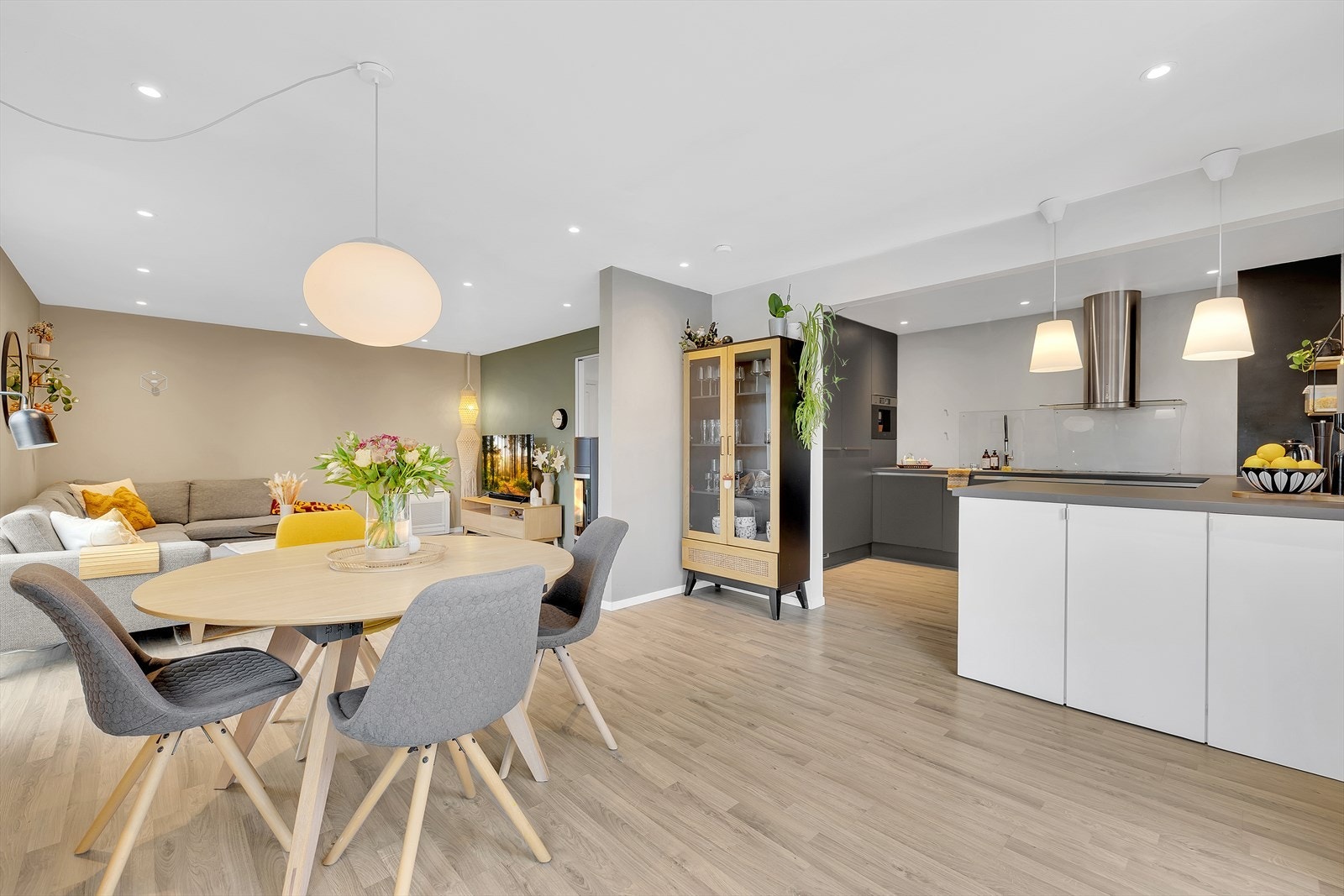 I forlengelsen av stuen og kjøkkenet er det plass til et stort spisebord - et hyggelig samlingspunkt for daglige måltider. Galleribilde