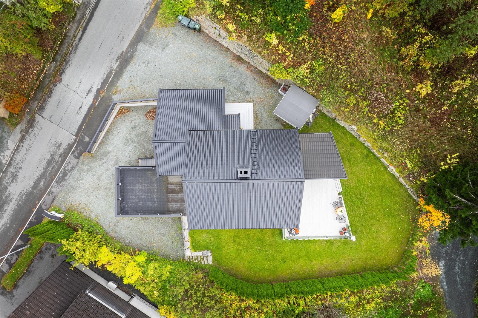 Oversiktsbilde av tomten som viser eiendommens størrelse. Galleribilde