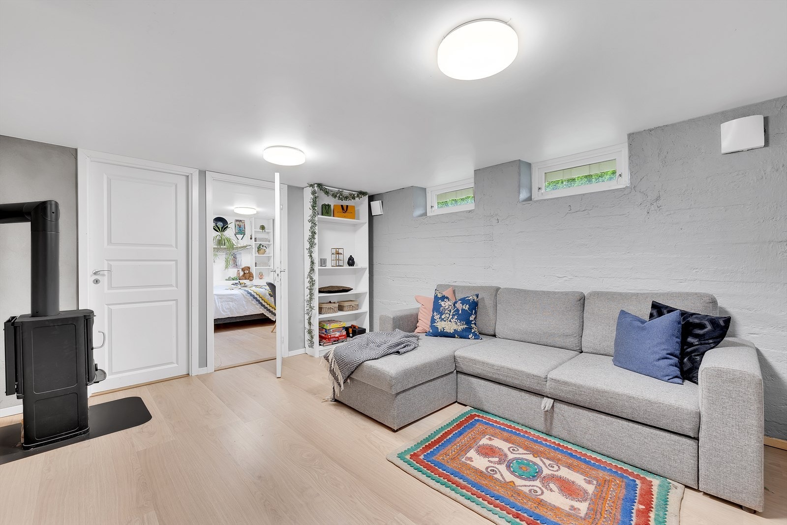 Underetasjens stue måler 14,4 kvm og er ikke godkjent. Rommet har god plass til sofagruppe, TV-benk og annen møblering. Galleribilde