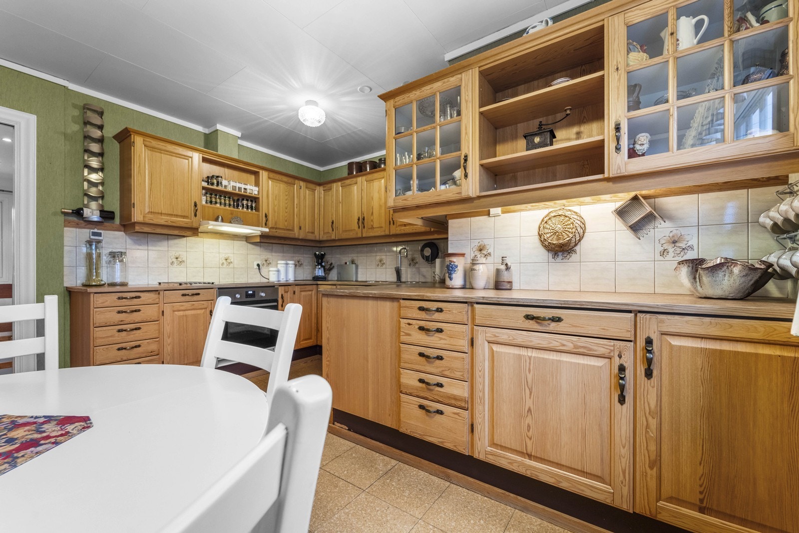 Romslig og spennende kjøkken av heltre. Galleribilde