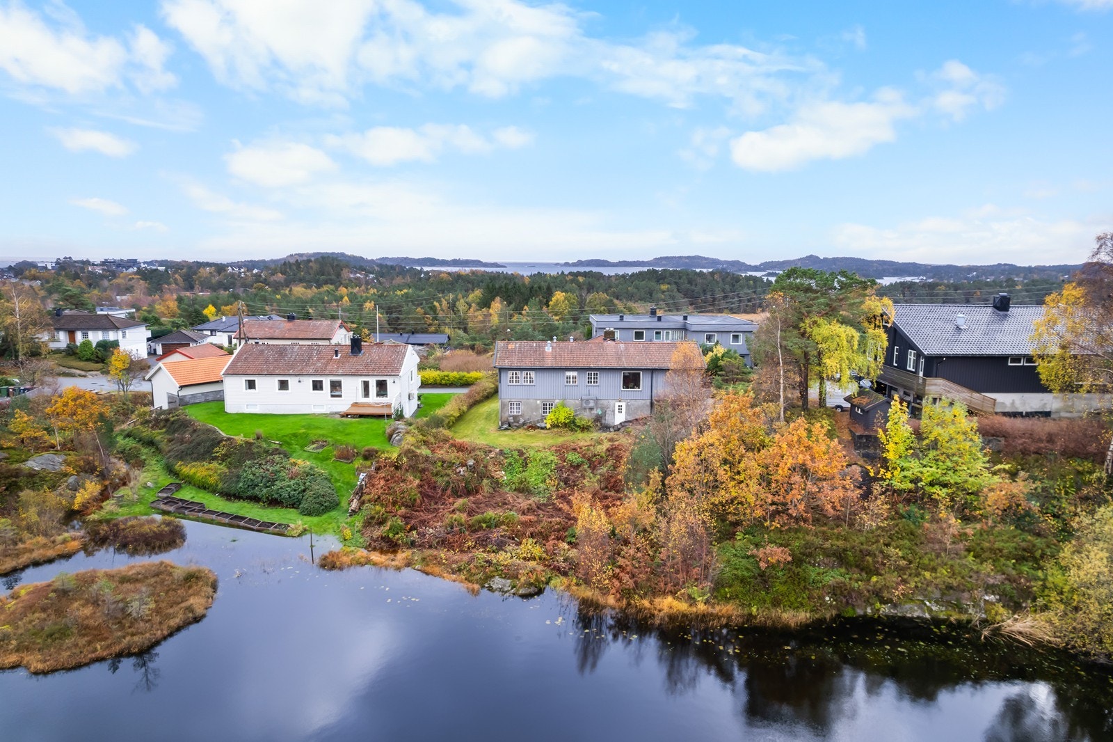 Flott plassert med utsikt mot tjønna. Galleribilde