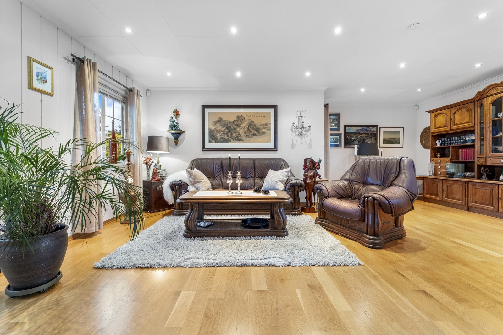 Mange fine områder å sitte. Mye møbleringsmuligheter! Galleribilde