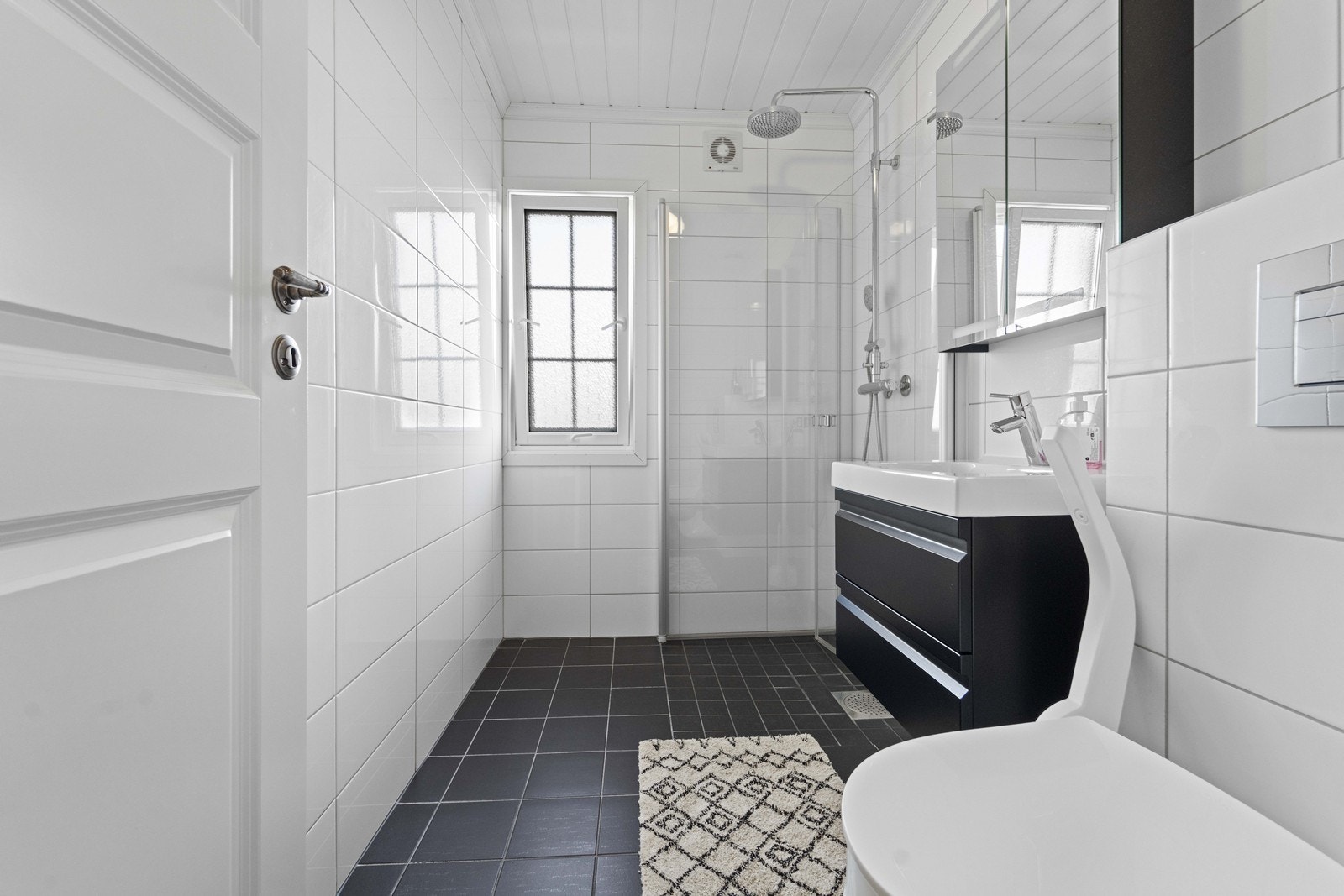 Bad i hovedetasjen - toalettsete medfølger ikke da det er fra hjelpemiddelsentralen. Galleribilde