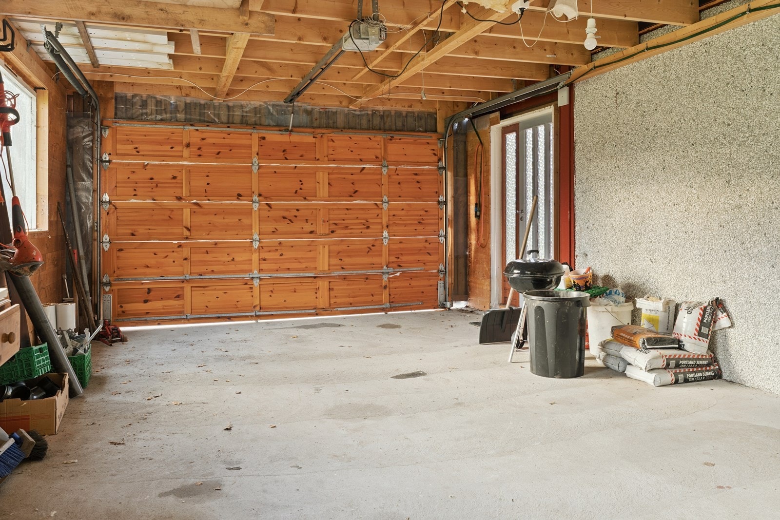 Garasje med elektrisk port. Det er direkte inngang til husvære og ut til inngangspartiet frå garasje Galleribilde