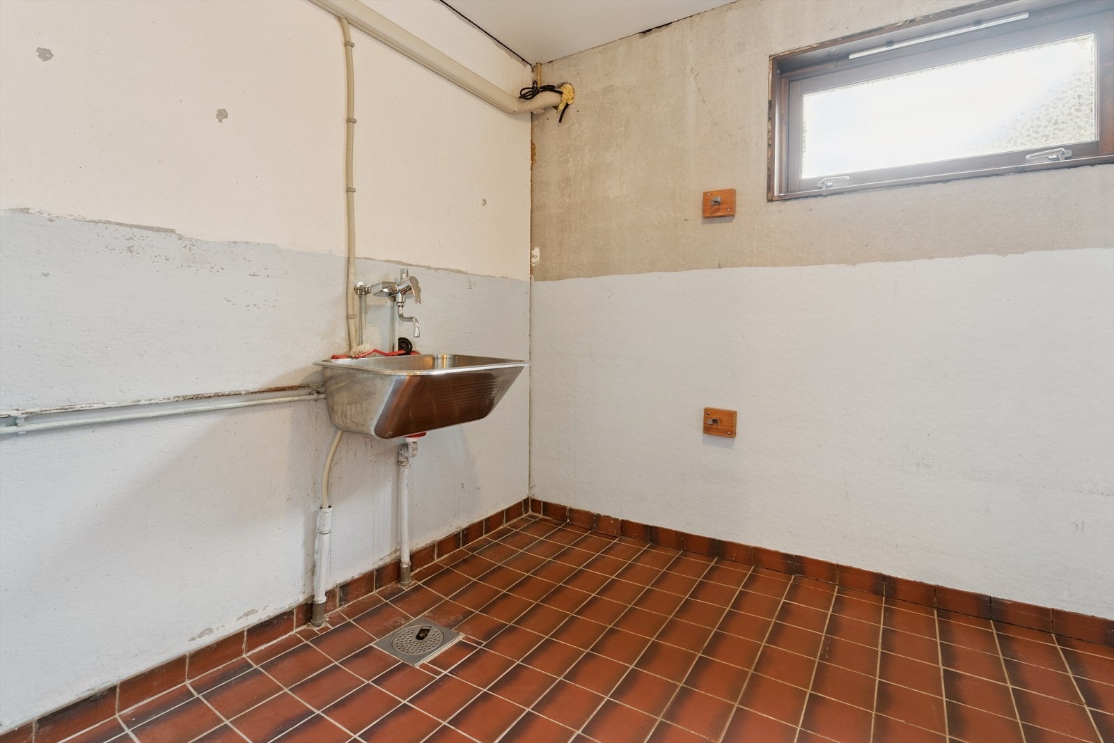 Vaskerom i underetasje med utslagsvask og godt med plass for både vaskemaskin og tørketrommel Galleribilde