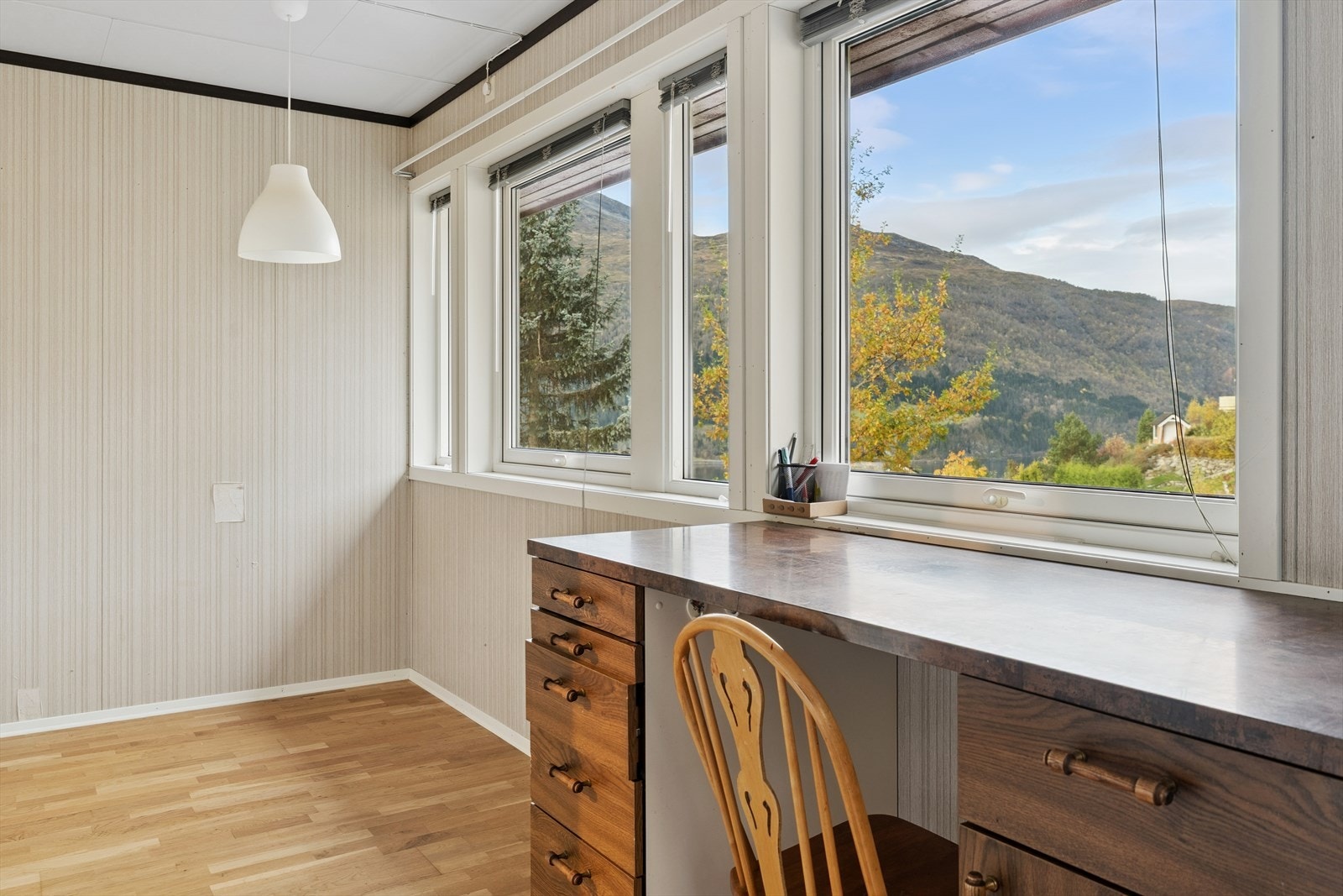 Du har også utsikt mot fjord og fjellheim frå kjøkkenet. Plass for kjøkkenbord har du også. Galleribilde