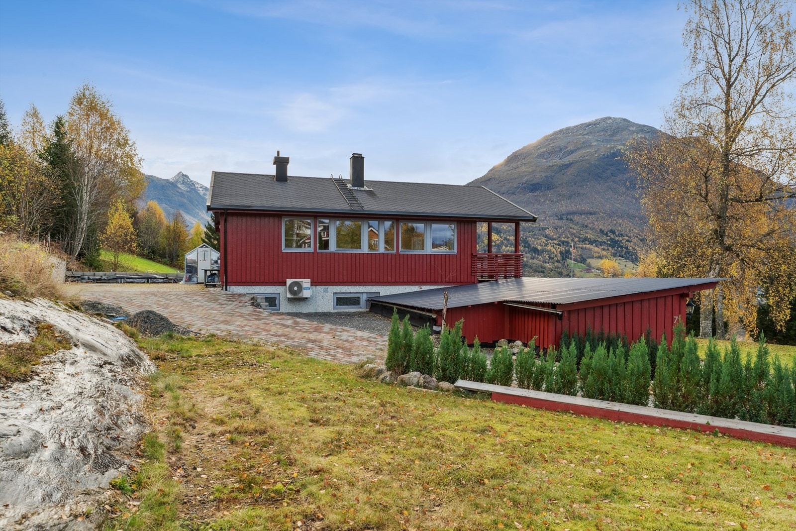 På tomta har du også plass for eigen kjøkkehage om du ønske Galleribilde