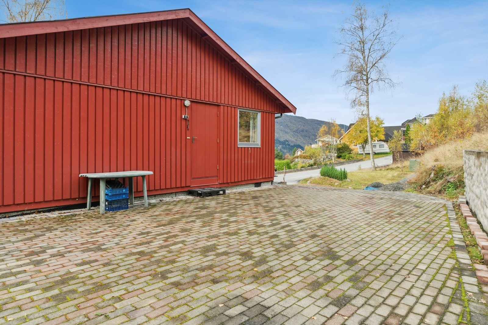 Det er inngangsparti i begge etasjar og plass for parkering også på bakside Galleribilde