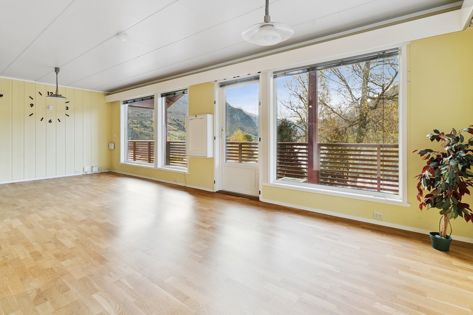 Frå stova kjem du ut til overbygd altan og vidare til terrasse over garasjen Galleribilde