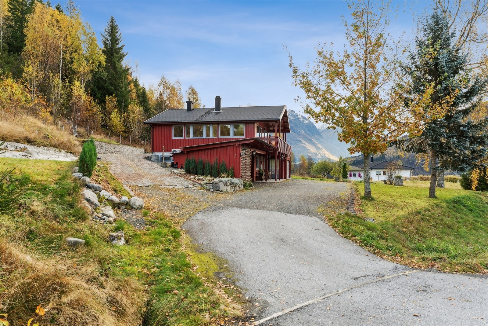 God tilkomst til eigedommen frå offentleg veg. Galleribilde