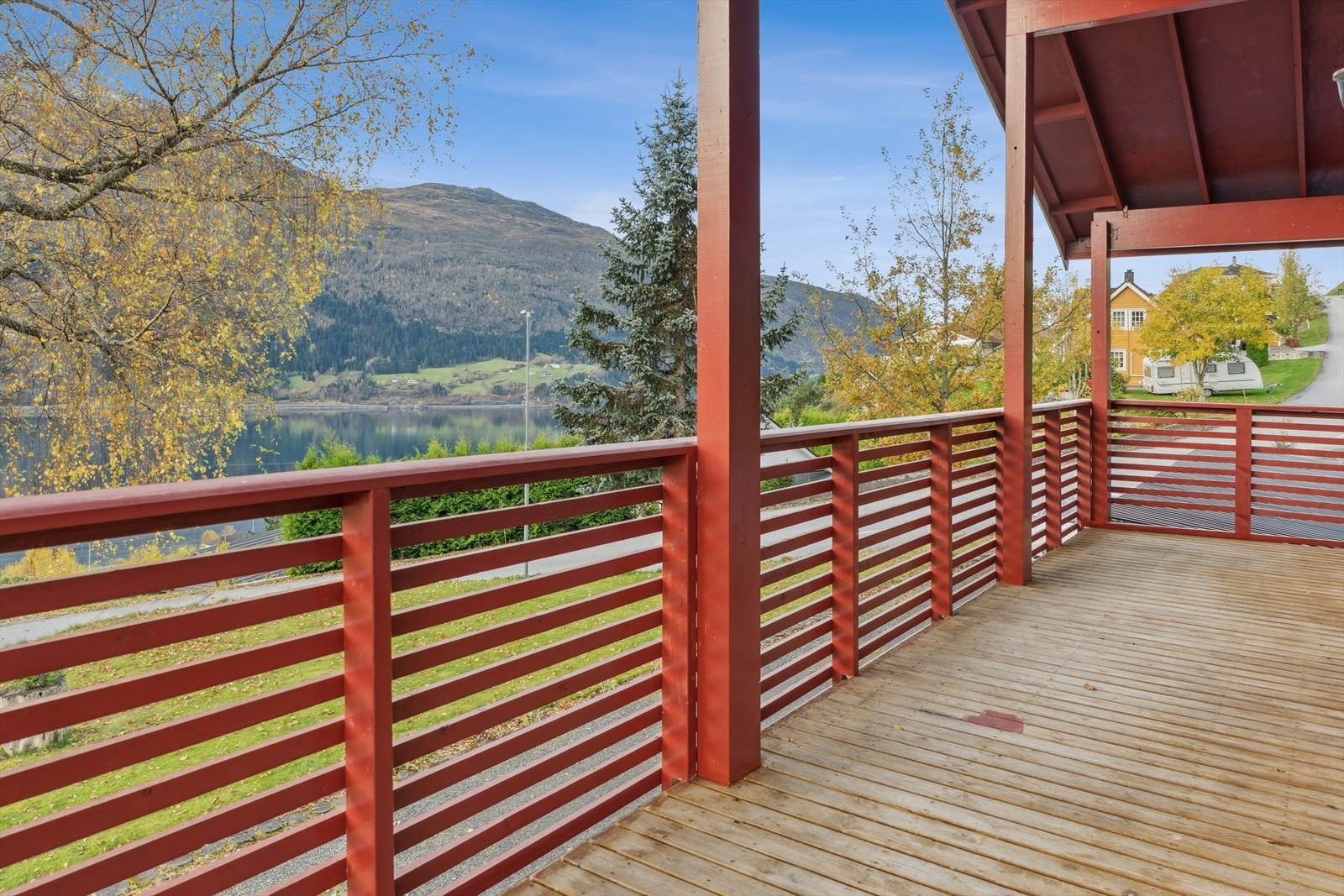 Herfrå har du nydelig utsikt mot fjord, fjellheim og delar av bygda Galleribilde