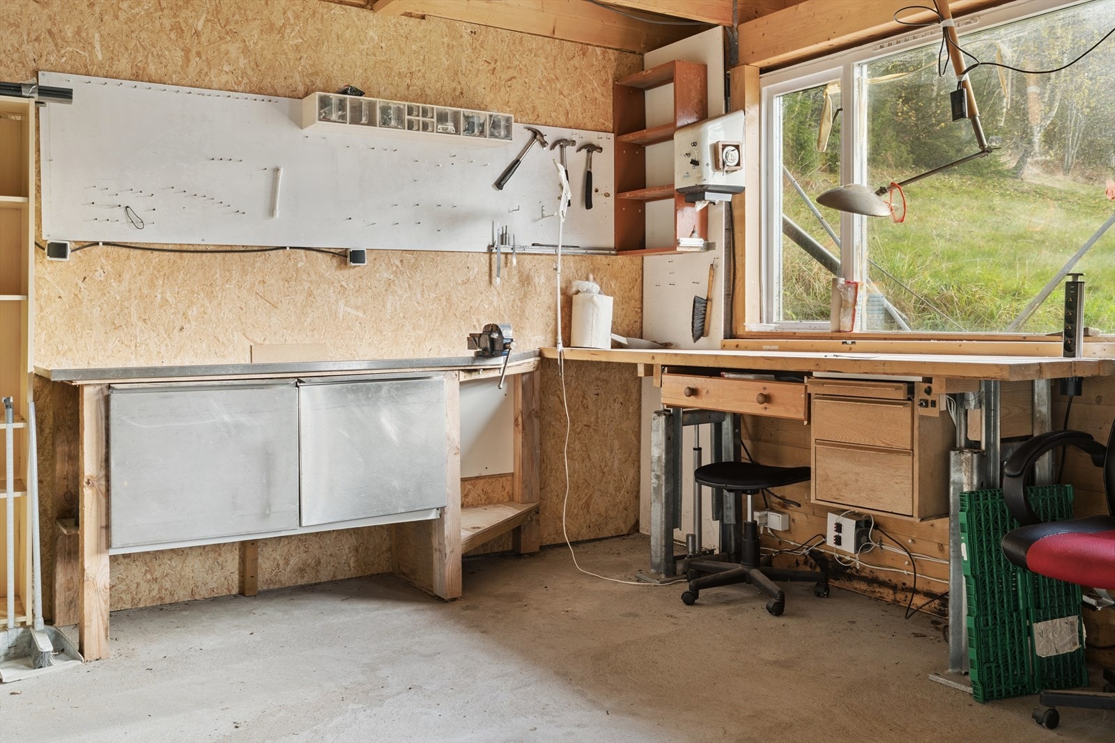 Du har også plass til arbeidsbenken og verktøyet ditt i garasjen Galleribilde