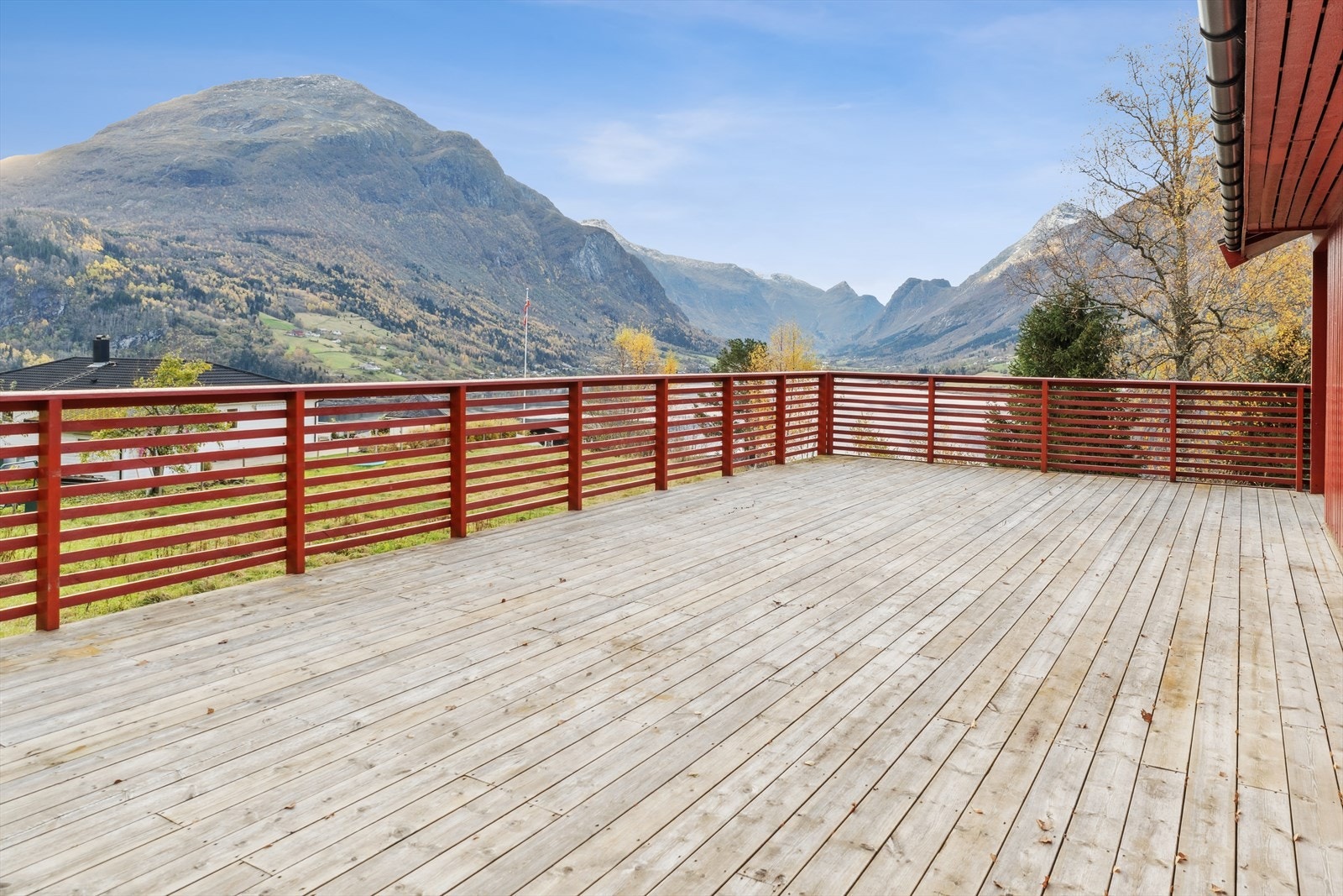 Over garasje er det også lagt terrassebord, noko som gjev deg mykje uteplass rundt husvære Galleribilde