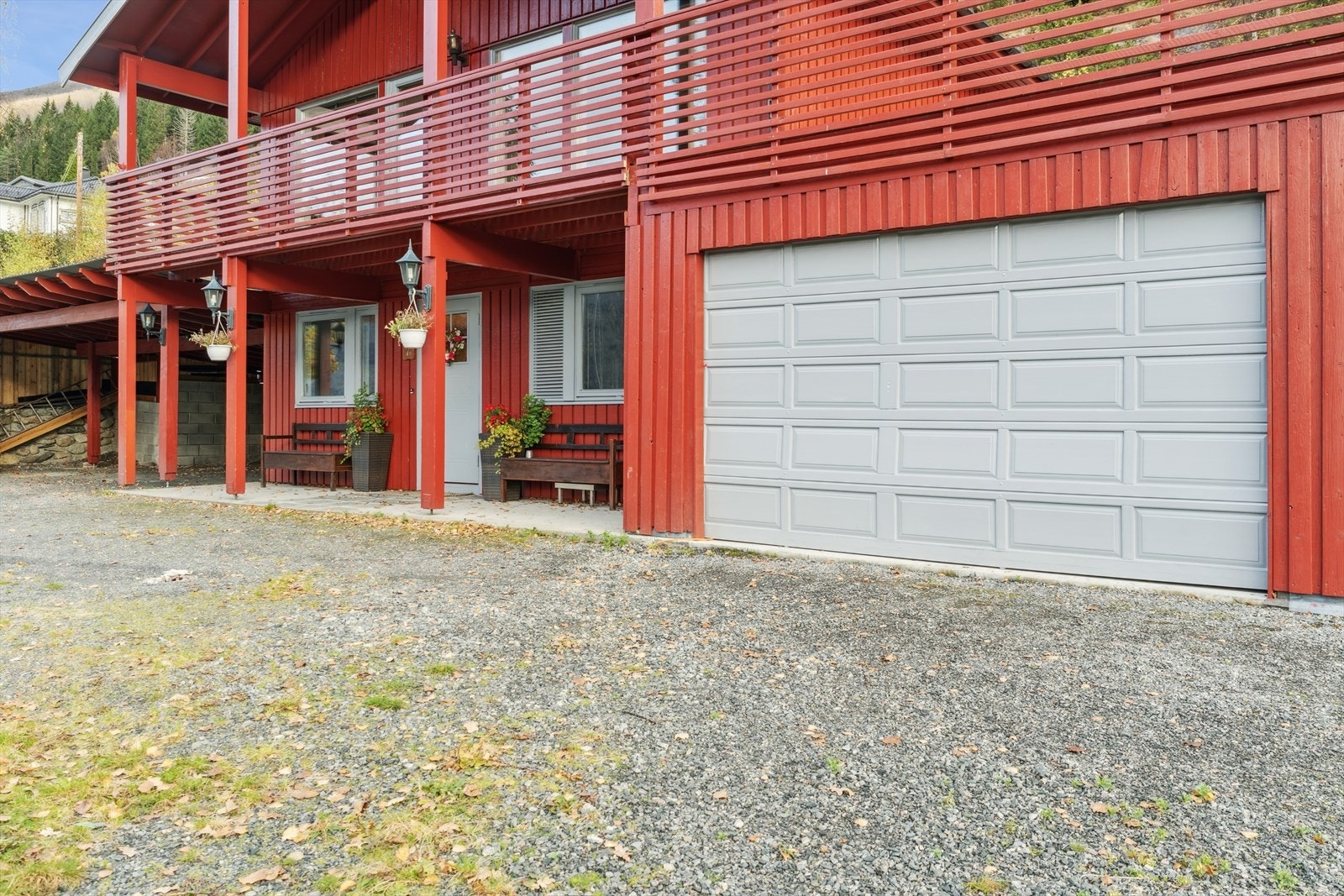 Meget gode parkeringstilhøve på tunet, i garasje og i carport Galleribilde