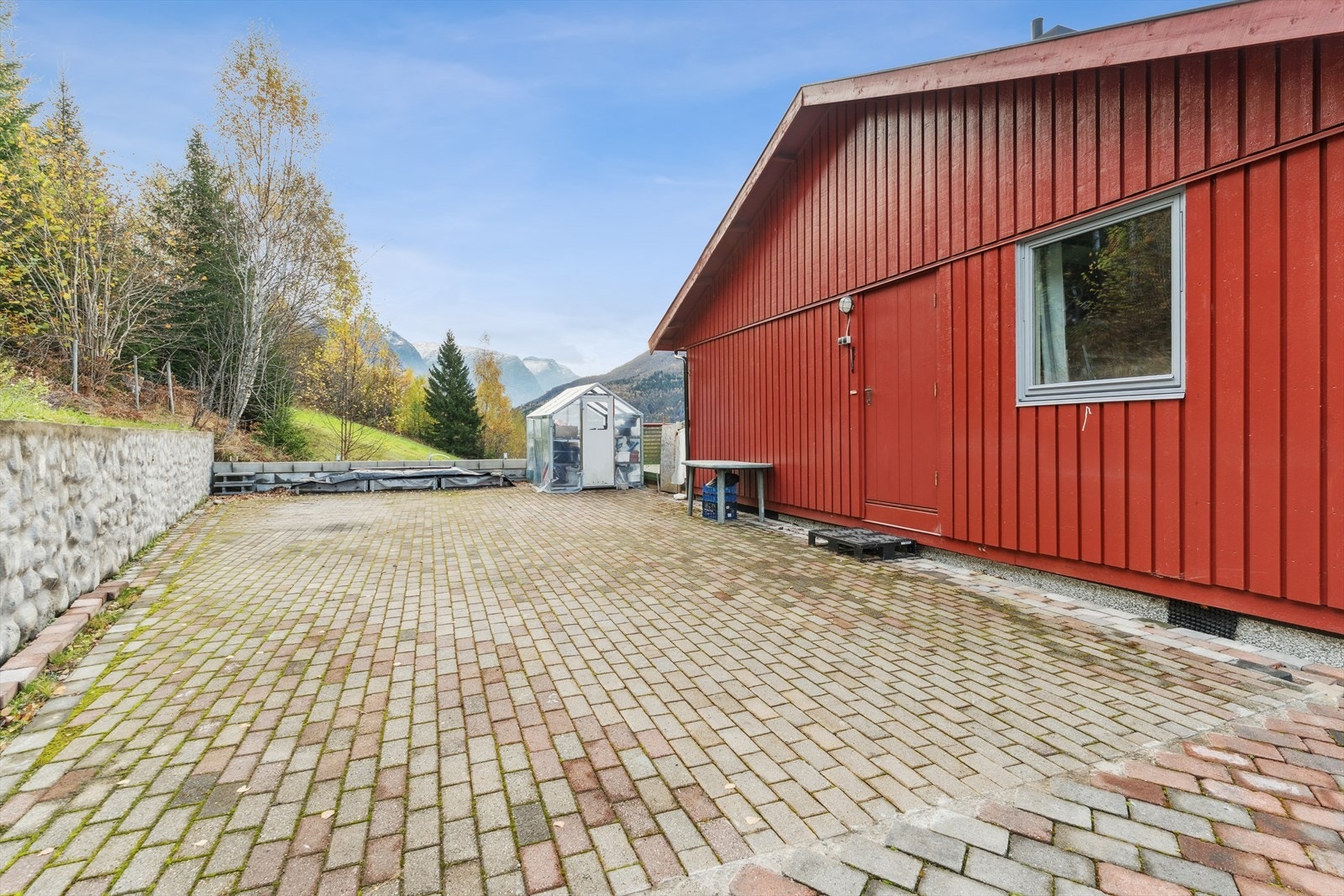 På bakside er det lagt stein og støyp mot nabotomt i bakkant Galleribilde