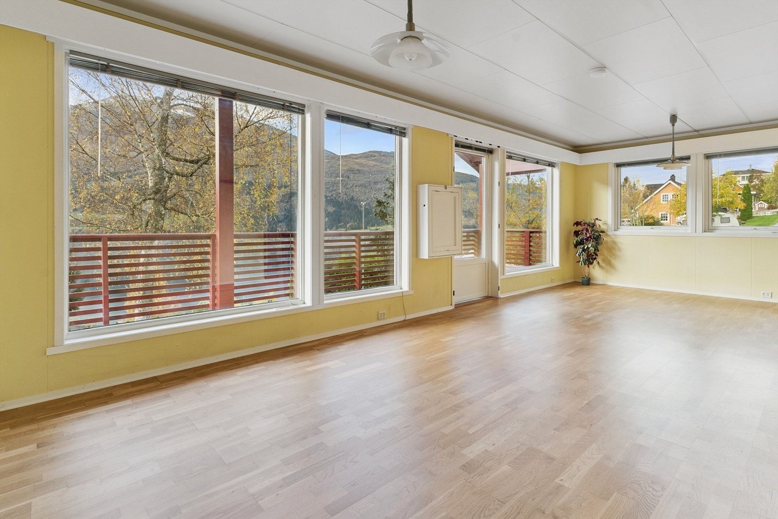 I stova har du fleire store vindaugsflater som gjev godt med lys inn i rommet Galleribilde