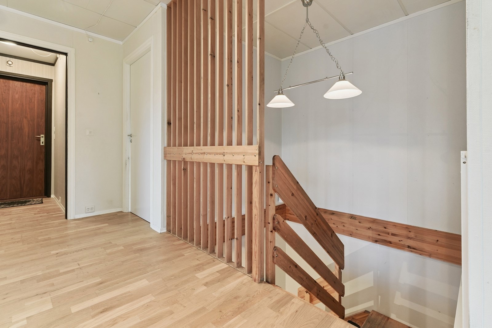 Det er eigen inngang til 1.etasje, og sjølvsagt trapp mellom etasjane. Galleribilde