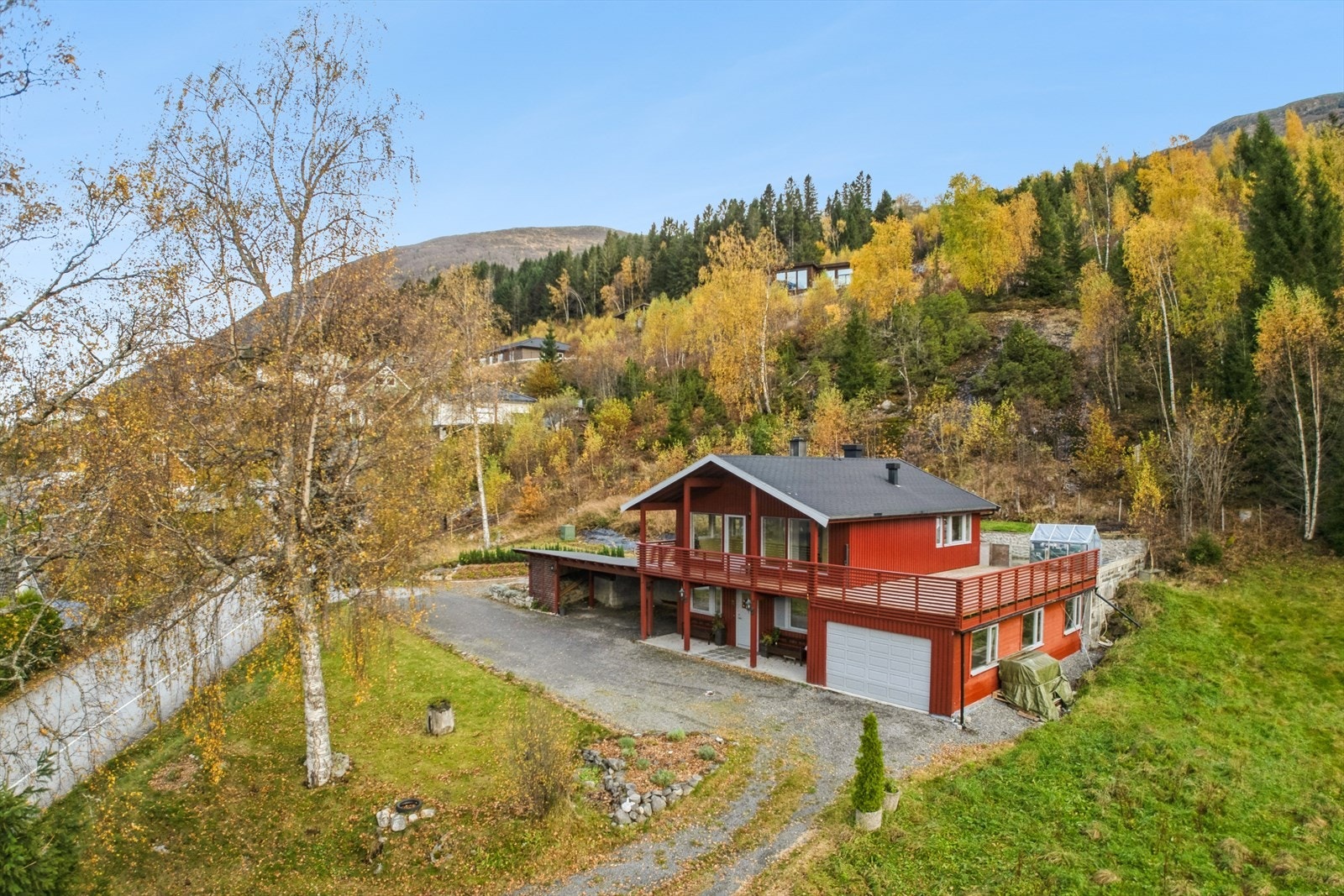 Her fin du ein romsleg einebustad med fint opparbeida uteområde, garasje og carport. Her kan store og små trivast godt! Galleribilde