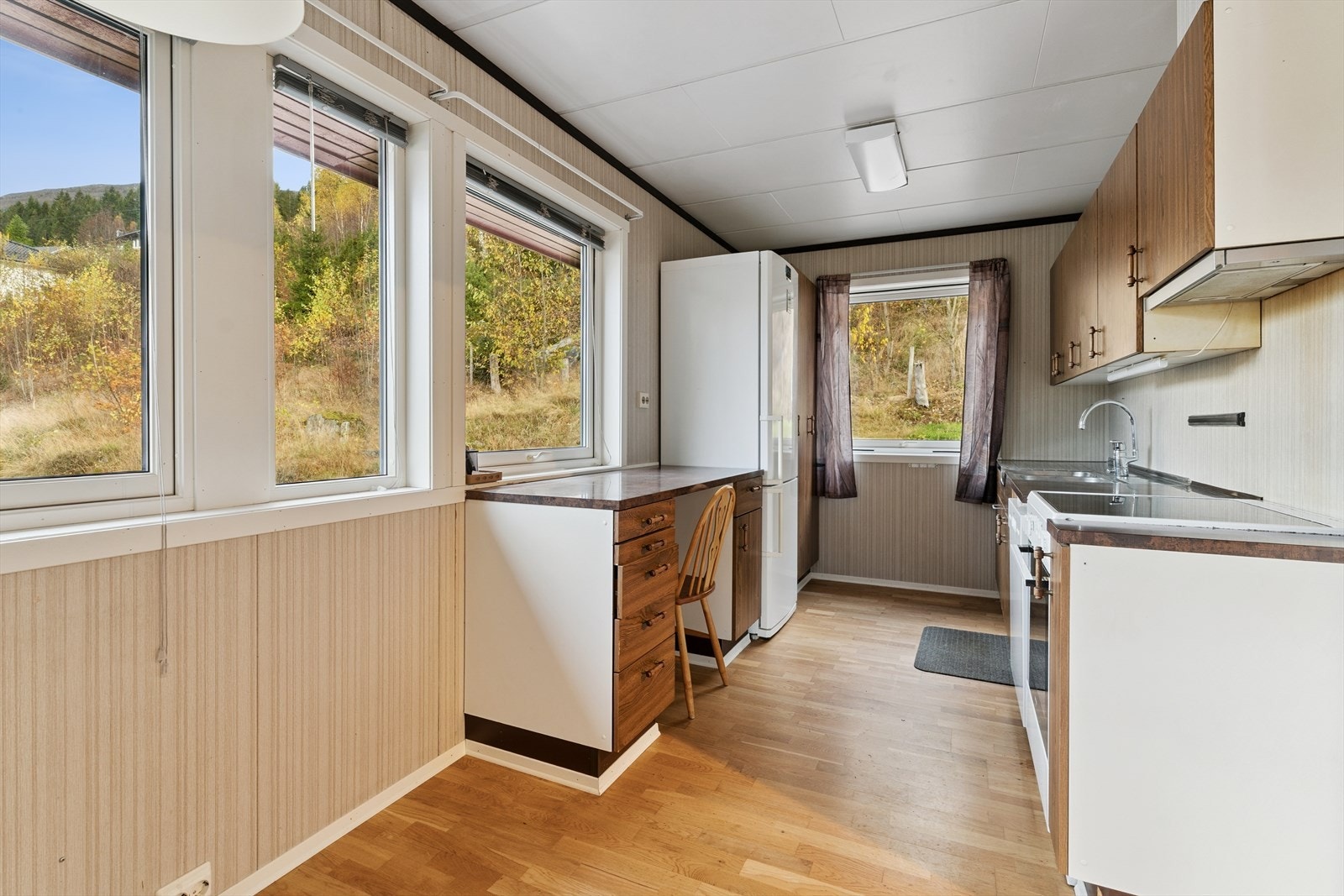 Kjøkkenet har innredning med slette fronter laminerte frontar og
laminerte benkeplater. Det er frittståande kvitevarer i innreiinga Galleribilde