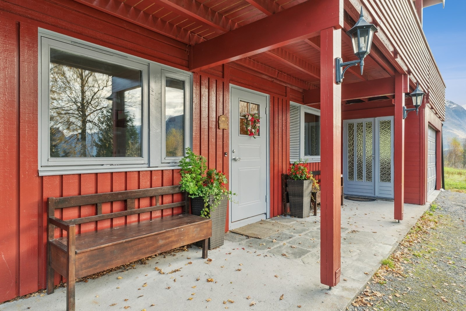 Inngangsparti til underetasje med overbygg. Galleribilde