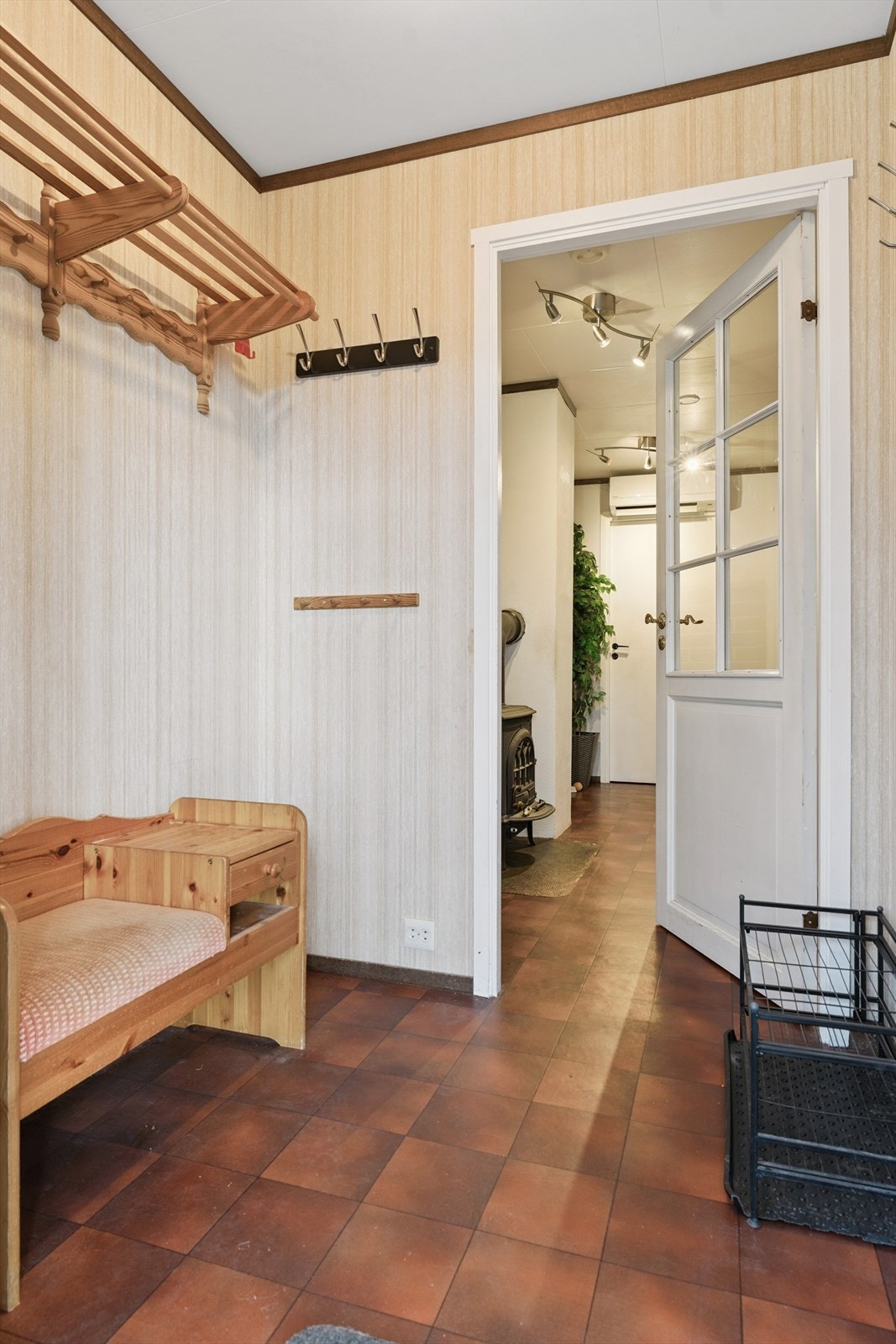 Velkommen inn!
Her har du vedomn i gang i underetasje. Denne varmar heile bustaden på ekstra kalde dagar Galleribilde