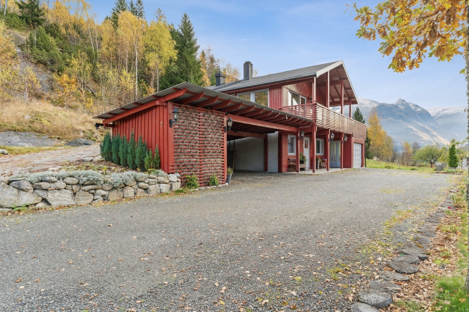 Du har godt med parkering både på tunet, i garasje og i carport Galleribilde