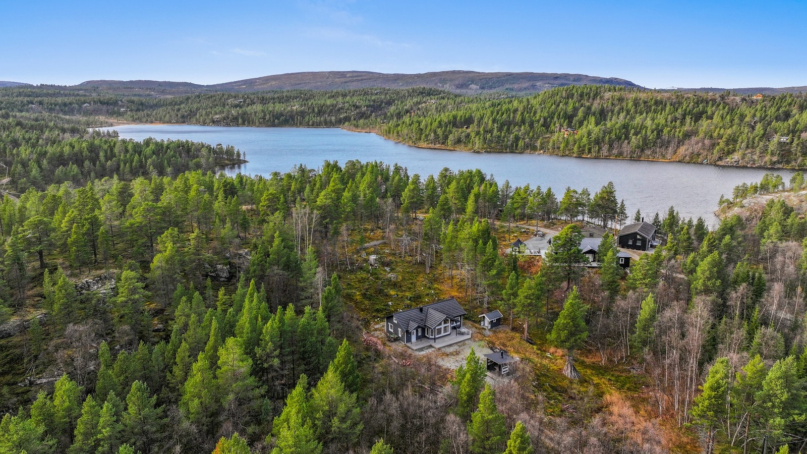 Hytten ligger i Bolloseter hyttefelt, like ved Bollovannet. Galleribilde