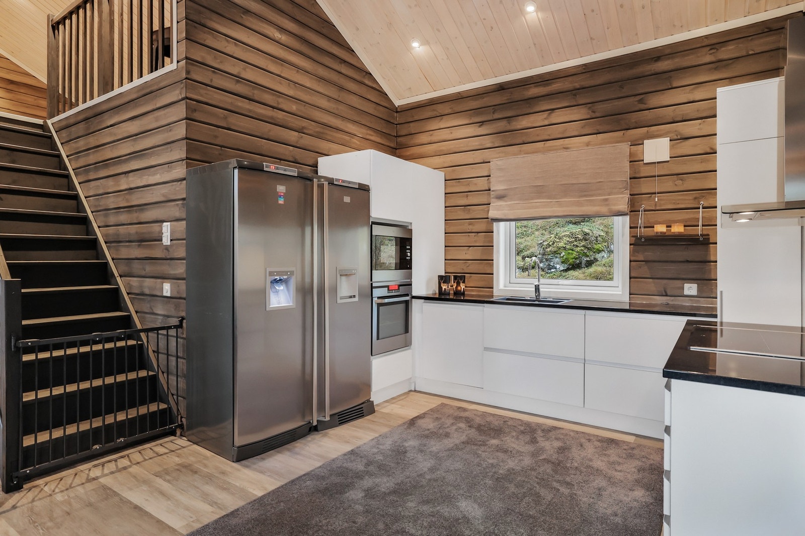 Kjøkkenet er av god størrelse og har benkeplate av stein. Galleribilde