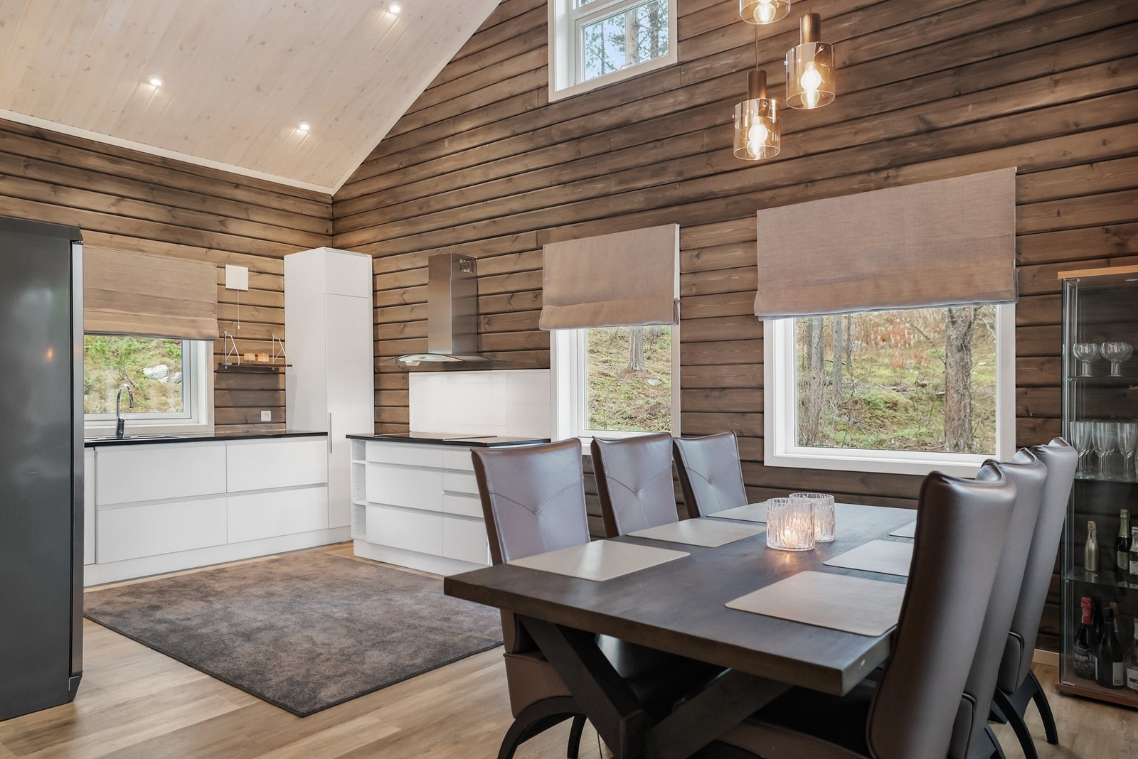 Det er integrert stekeovn, platetopp, oppvaskmaskin og mikrobølgeovn. Galleribilde