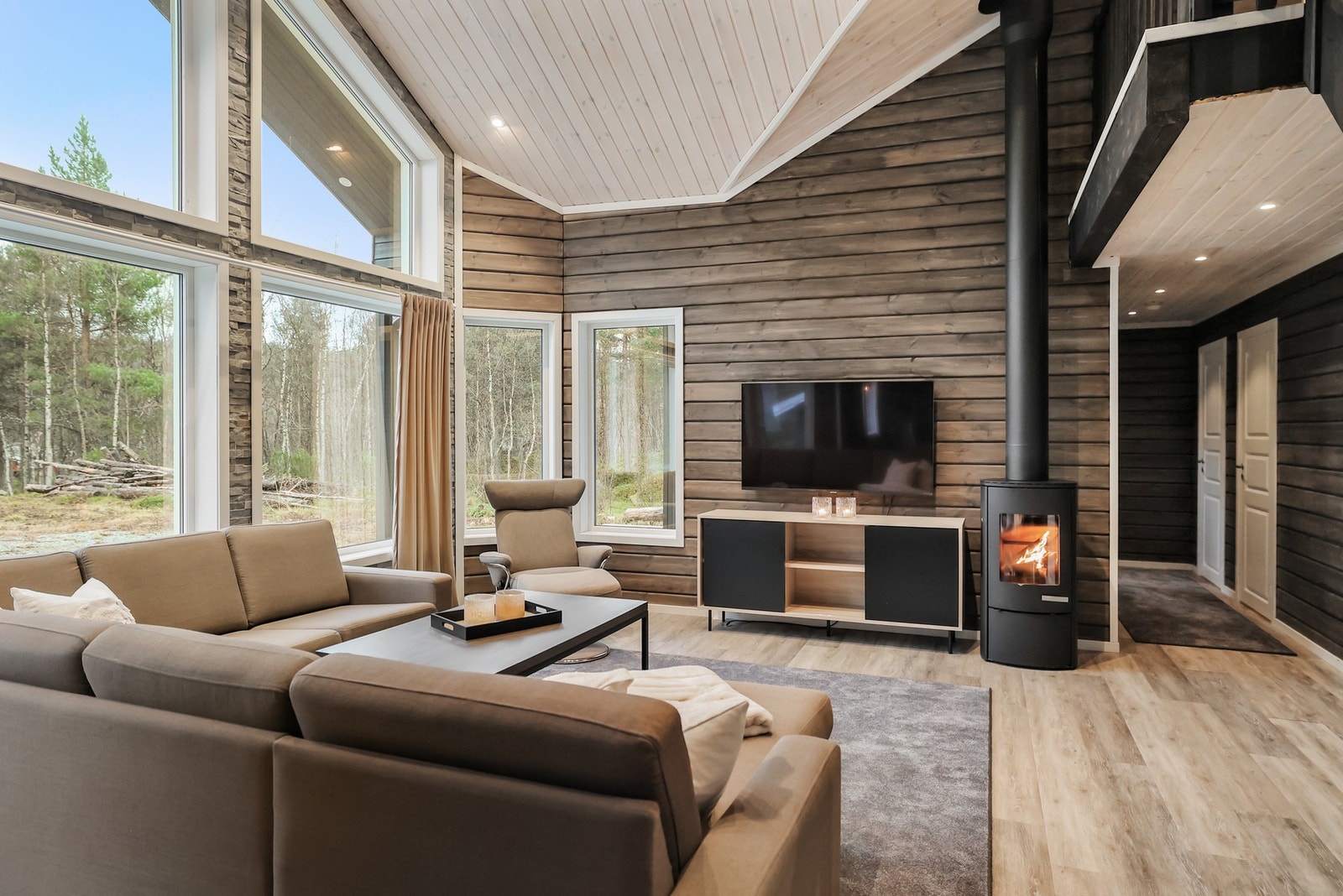 Fra stuen er det utsikt over naturen Galleribilde