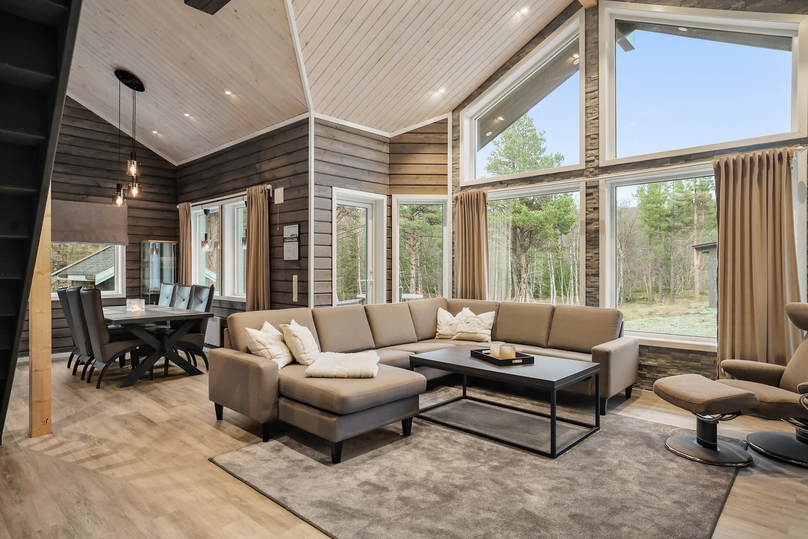 Stuen er av god størrelse og har store vindusflater som slipper inn rikelig med naturlig lys. Galleribilde