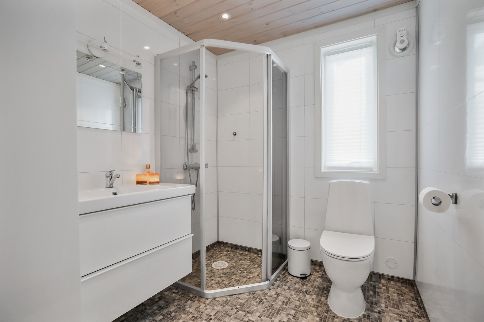 Flott baderom med baderomsplater på veggene og gulvbelegg med varme i gulvet. Galleribilde