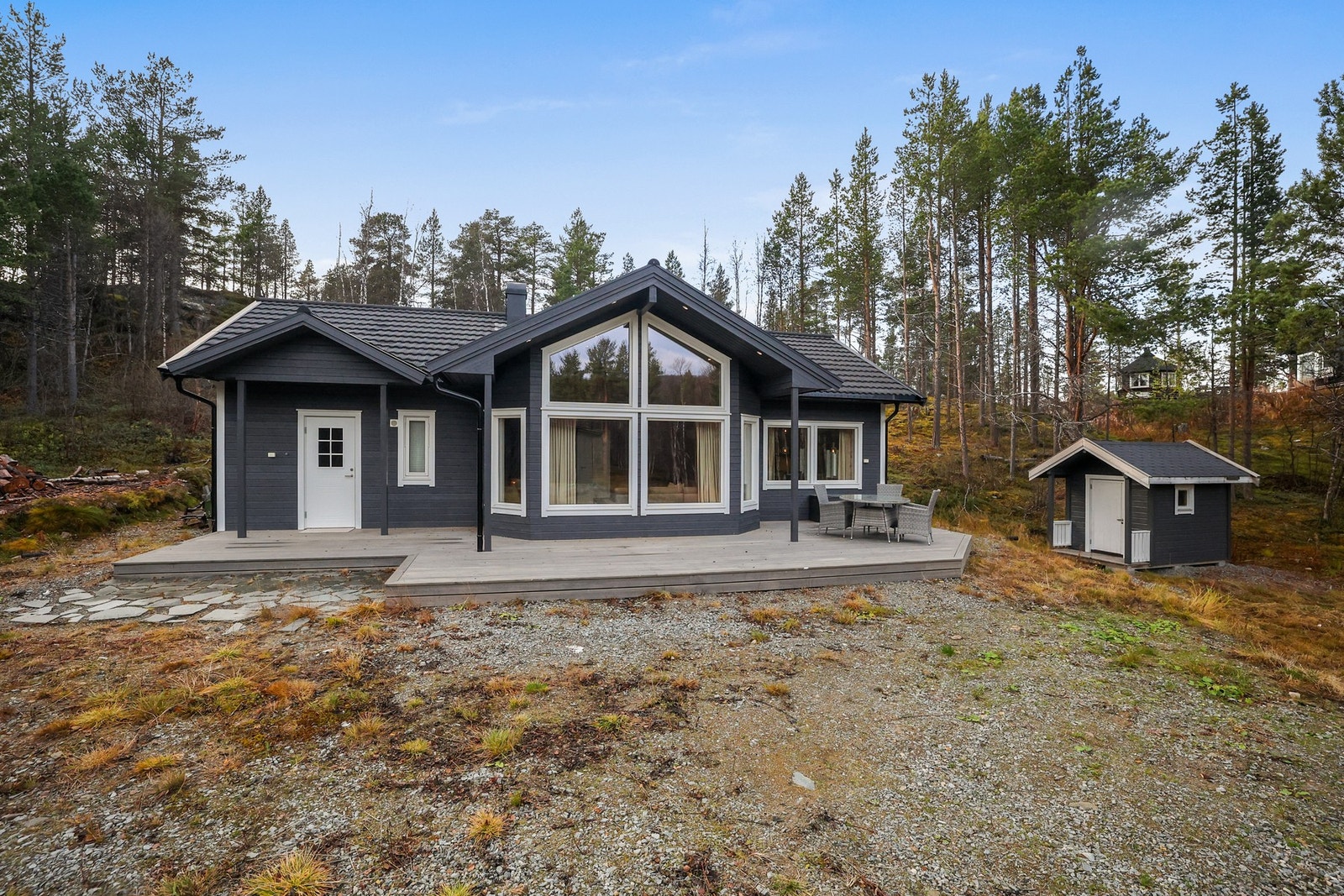 Hytten ligger for seg selv i et rolig område Galleribilde