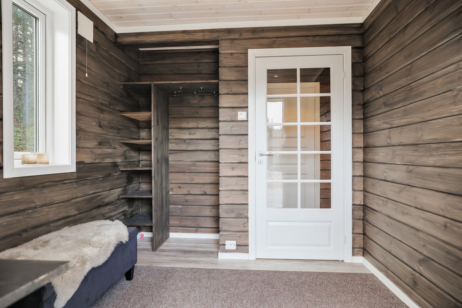 Stor entre som byr på god plass for oppbevaring av yttertøy. Galleribilde