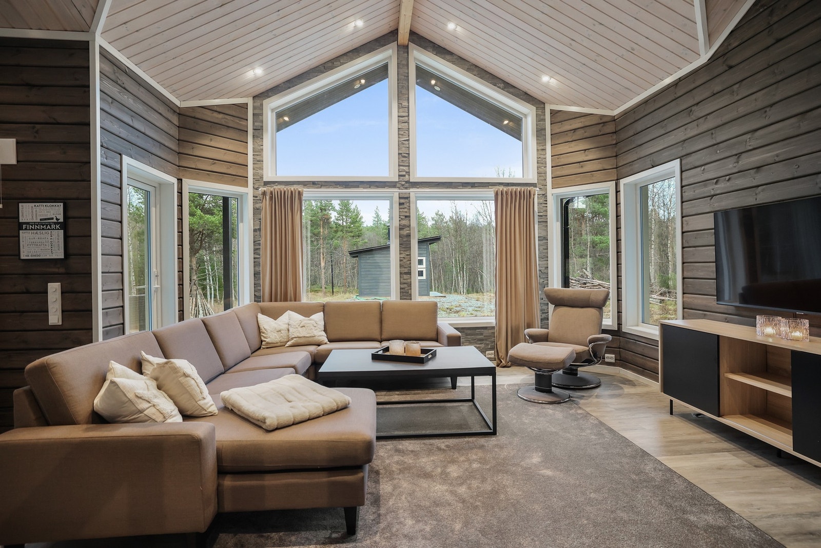 Flott fritidsbolig som strekker seg over 84 m². Hytta inneholder stue, kjøkken, bad, tre soverom, gang, entre og bod. Galleribilde