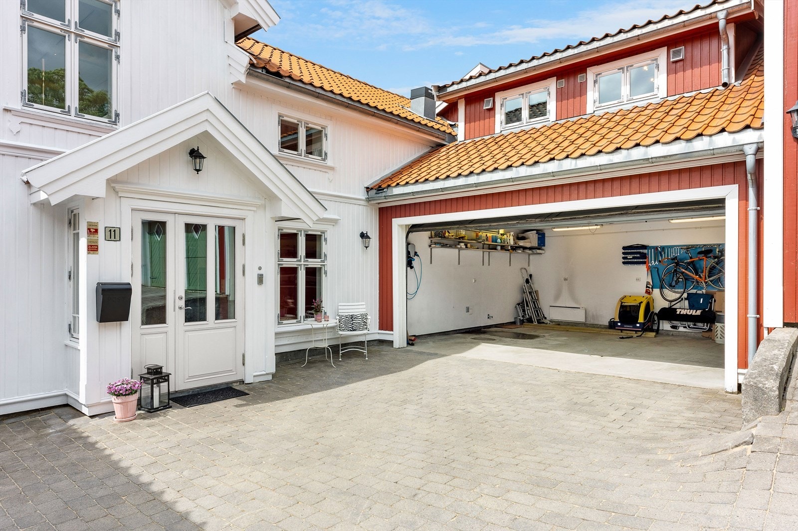 Det gjøres oppmerksom på at rehabilitering av bolig fra 2000 og garasje fra 2005 er søkt om og gitt tillatelse til av kommunen. Men det er ikke søkt ferdigattest for tiltakene. Galleribilde