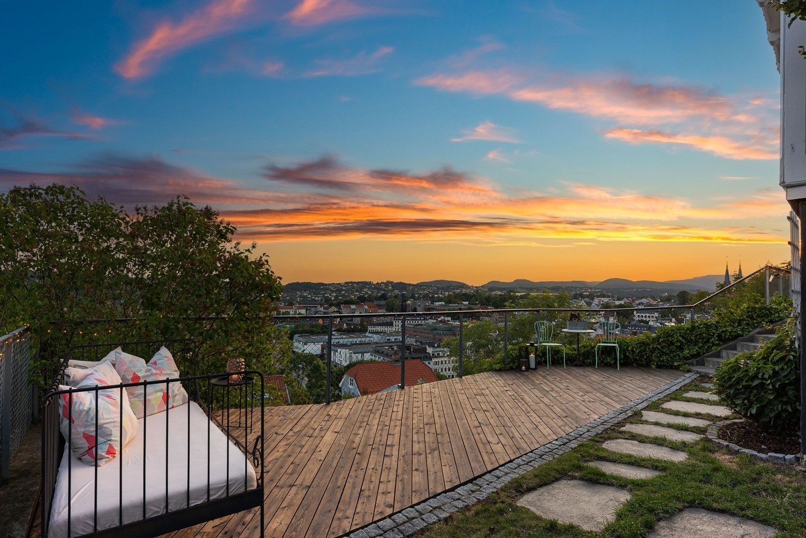 Boligen ligger fint til på pynten med vestvendt og solrik beliggenhet. Galleribilde