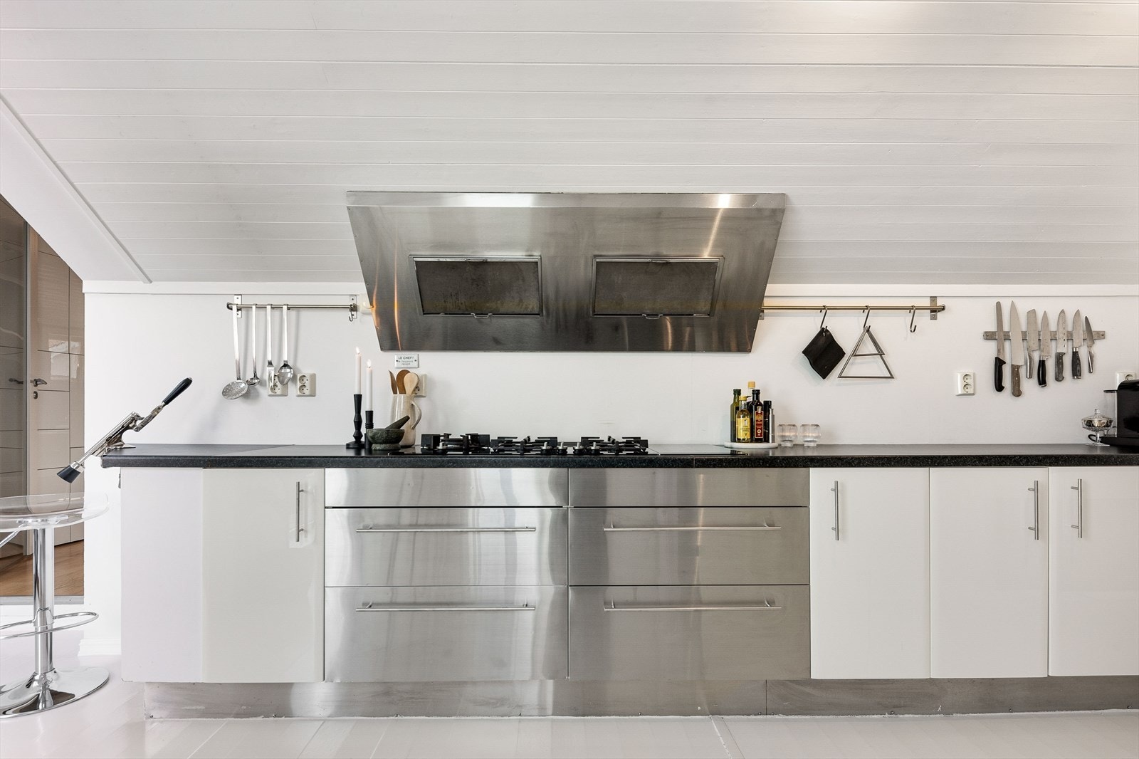 Hvitevarer består av integrert stekeovn, kaffemaskin og micro/varmluftsovn fra Miele og keramisk steketopp med 5 gassbluss samt 2 elektriske plater fra Siemens. Galleribilde