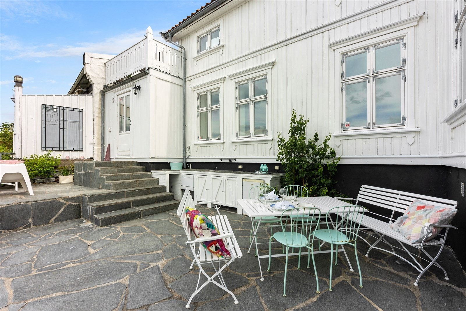 Fra badet/ vaskerommet er det utgang med trapp ned til skiferlagt uteområde. Galleribilde