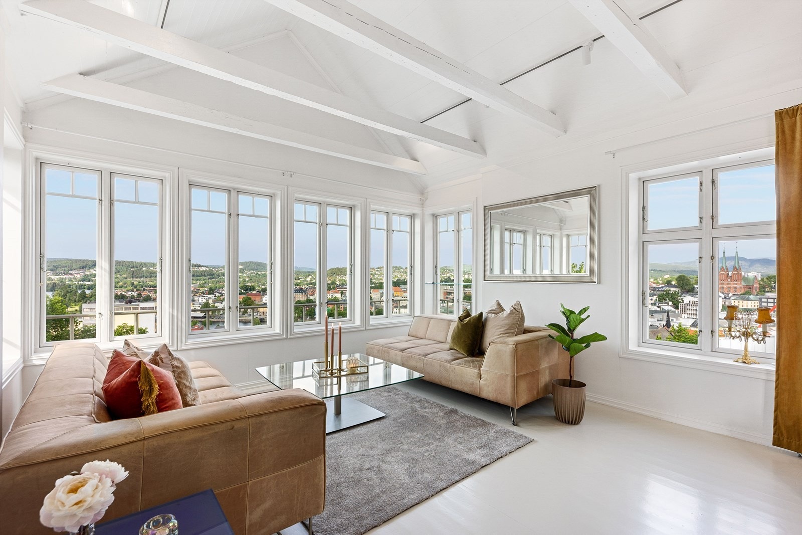 I 2. etasje ligger stuen med store vindusflater som slipper inn rikelig med naturlig lys samt gir flott utsyn. Galleribilde