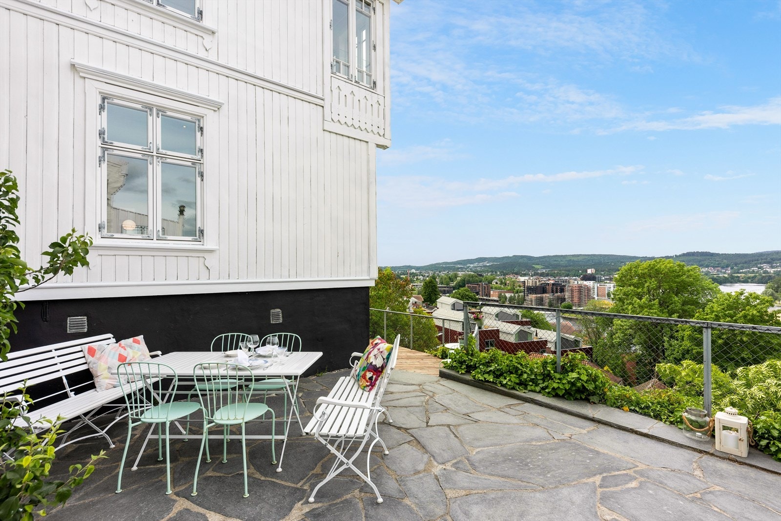 Boligen har pent opparbeidet uteområde som strekker seg over ulike soner og nivåer med nydelig utsikt hele veien. Galleribilde