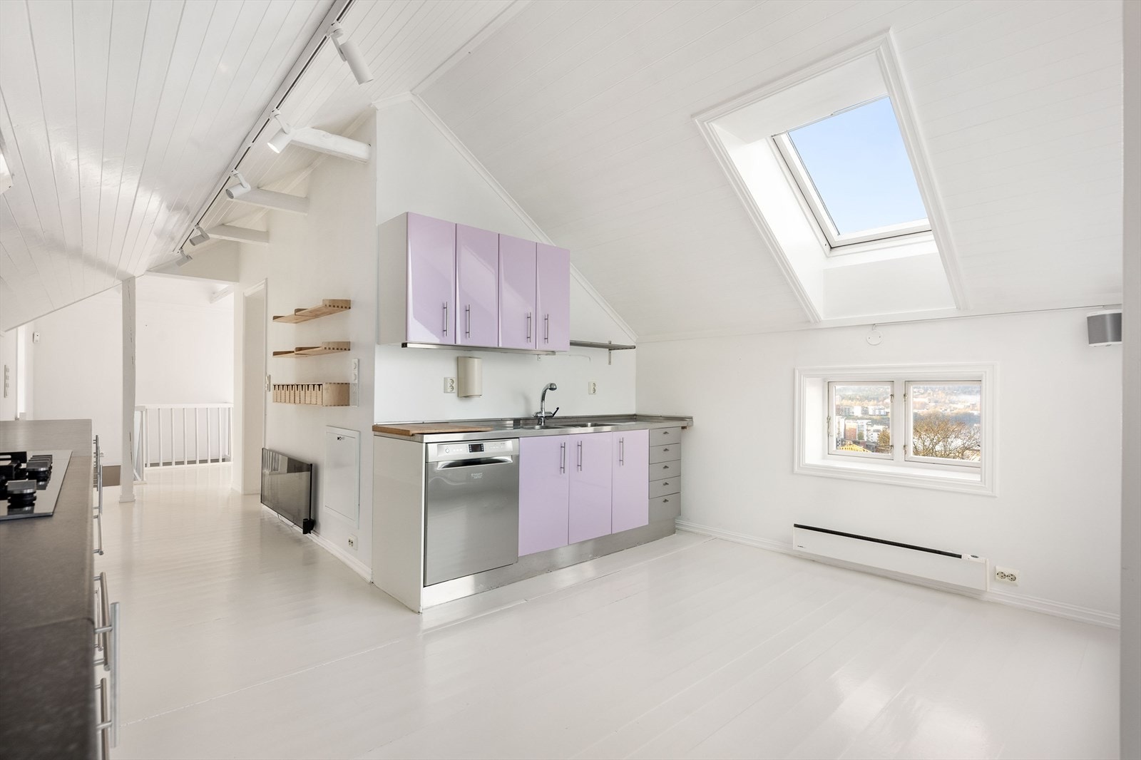 Videre består hvitevarer av dobbelt kjøl/fryseskap med ismaskin fra Samsung og oppvaskmaskin fra Ariston. Galleribilde