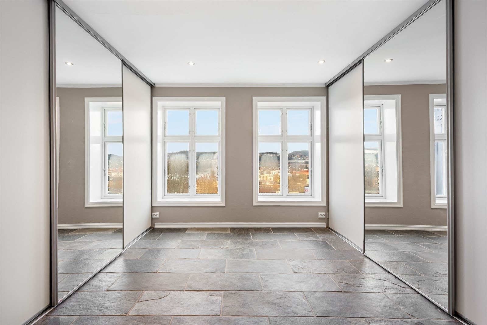 Soverommet ligger i fin tilknytning til badet, her er det romslig skyvedørsgarderobe på to sider som gir rikelig med oppbevaringsplass til klær. Galleribilde