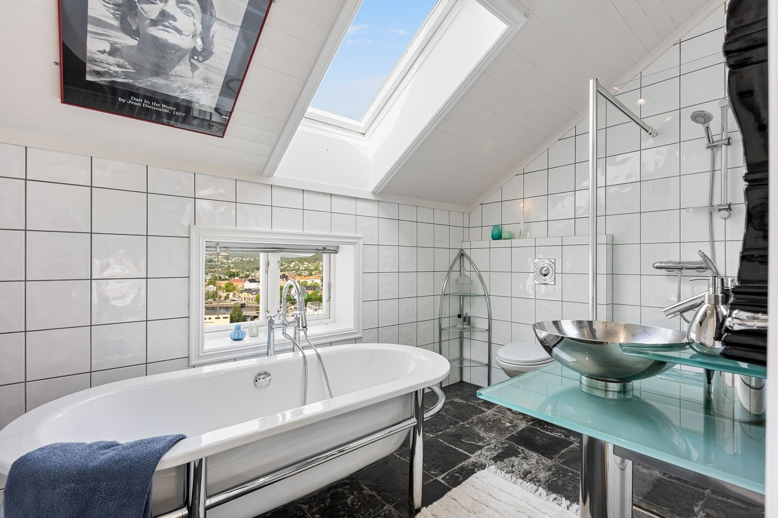 Baderommet i 2. etasje ligger praktisk til mellom stuen og kjøkkenet. Badet er er oppført i 2001 og inneholder vegghengt toalett, dusjhjørne med glassdør, badekar og servant. Galleribilde