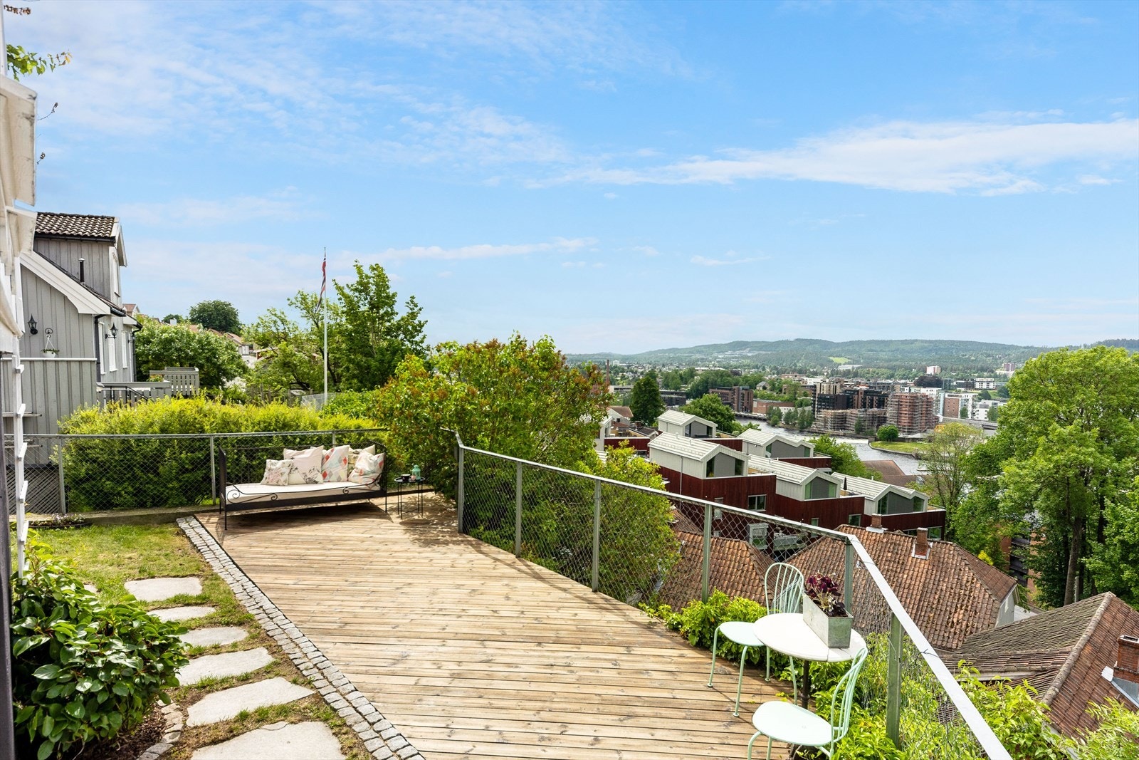 Her ligger du flott til på pynten med panoramautsikt mot Skien by. Galleribilde