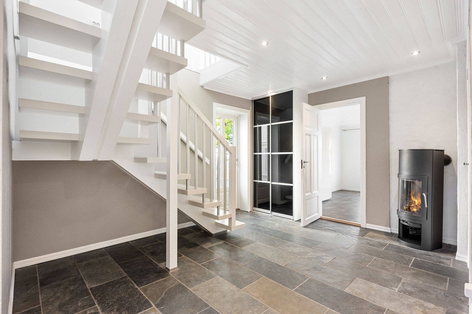 Fra gangareal er det tilkomst til de tre soverommene som ligger i fin tilknytning til hverandre i 1. etasje samt utgang til terrasse. Galleribilde