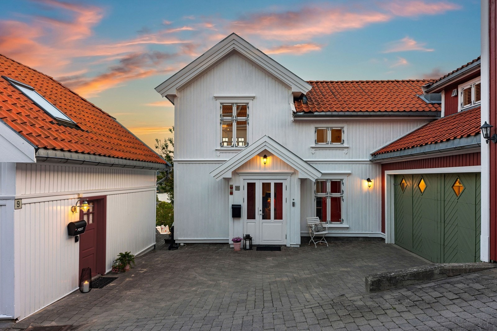 Brekkestien 11 ett åpent og luftig uttrykk innvendig med flotte vindusflater, god takhøyde og lyse fargevalg. Galleribilde