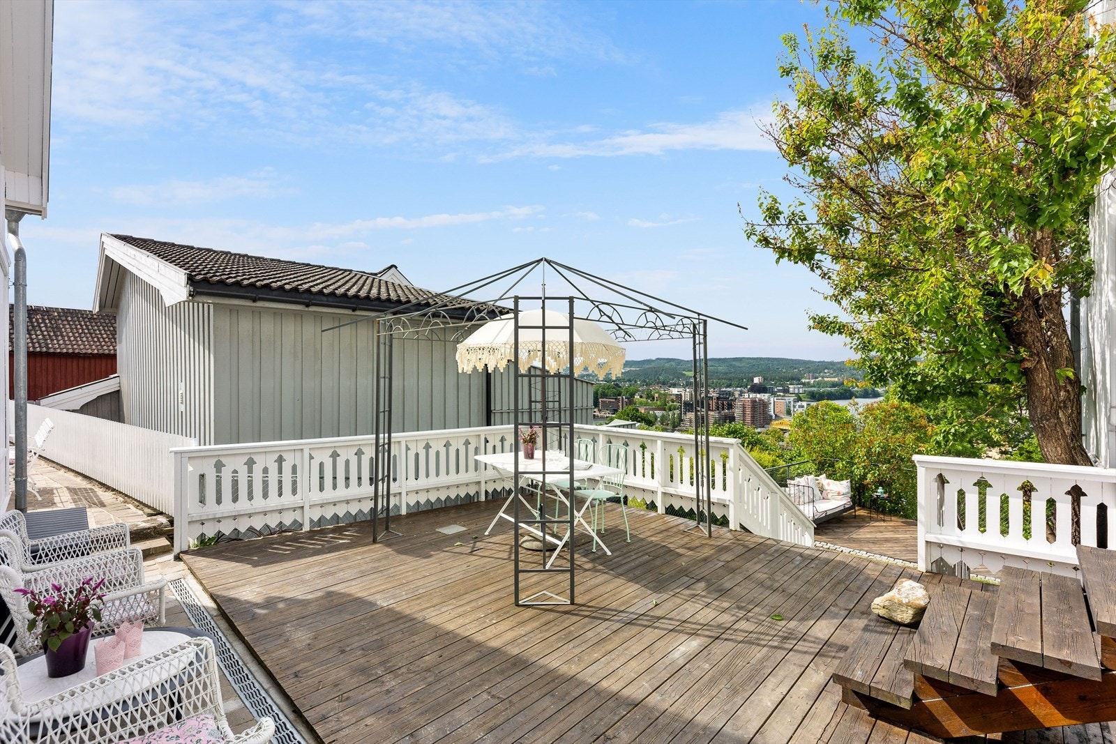 Stor og fin terrasse som ligger sydvest vendt, med trapp ned til hagedel Galleribilde