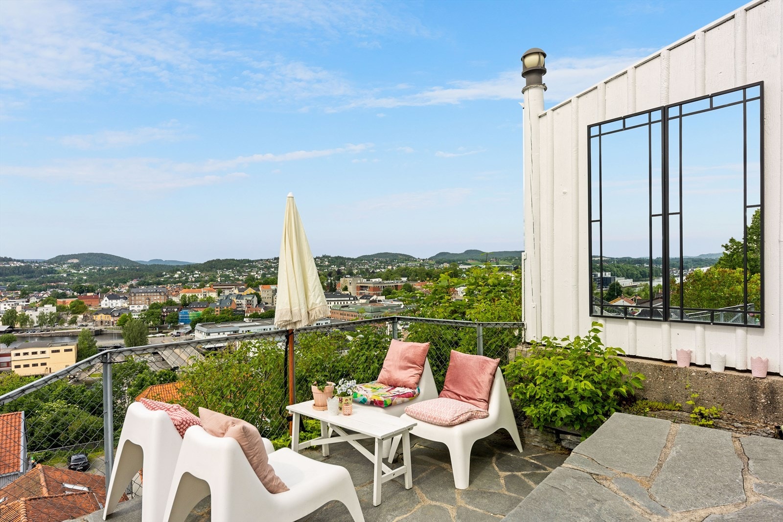 Uteområdet er pent opparbeidet i ulike soner med gode møbleringsmuligheter. Galleribilde