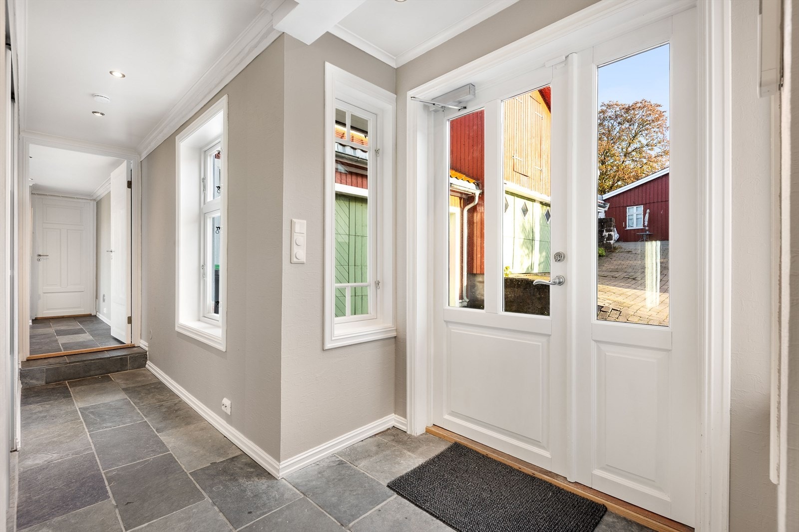 Velkommen inn til romslig og pen entré med gode vindusflater som slipper inn rikelig med naturlig lys. Galleribilde